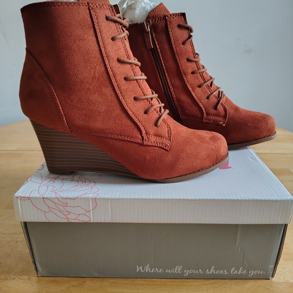 Women's Rust Lace-Up Ankle Boots
